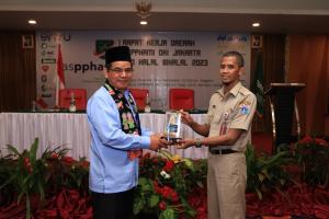 Pemberian plakat kepada Narasumber dari DMPTSP DKI Jakarta